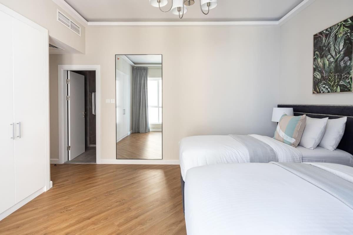 Frank Porter - Sulafa Tower Apartment Dubai